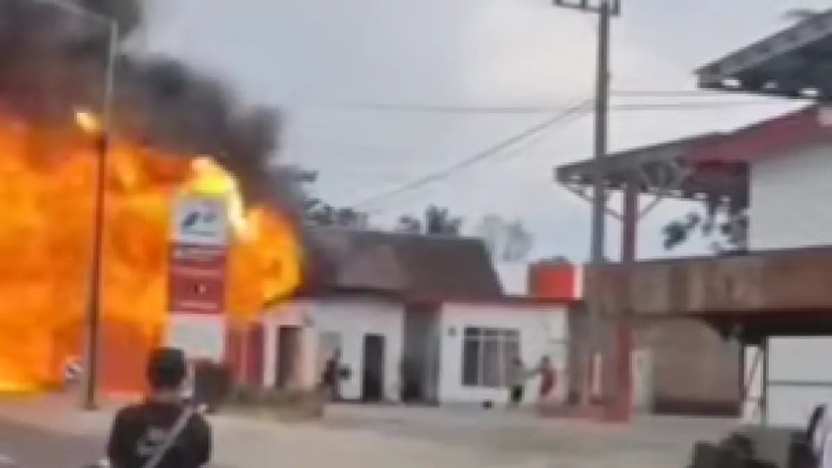 MELEDAK: Kondisi POM Mini di Sukosari, Bondowoso siang tadi terjadi kebakaran dan meledak. (TANGKAPAN LAYAR VIDEO)