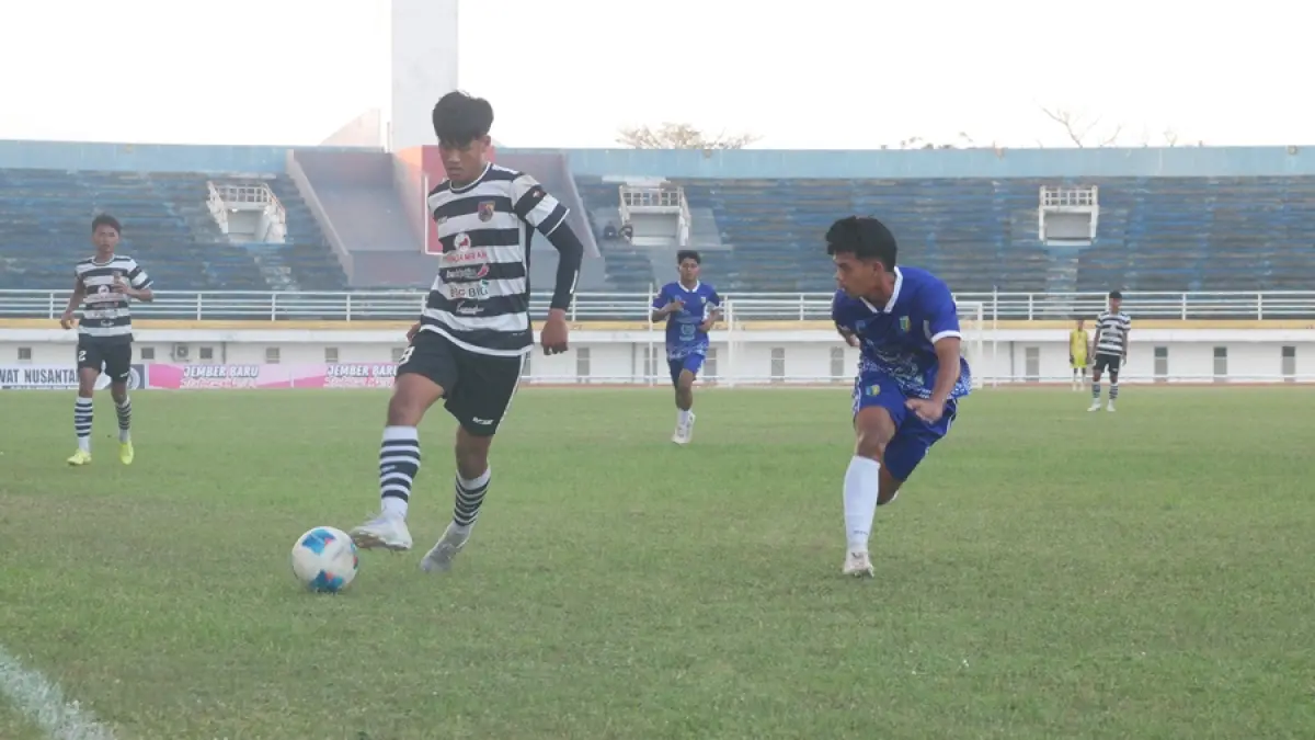SENGIT: Striker Persid Vaiz ketika bermain di babak nasional. (SIDKIN ALI/RADAR JEMBER)