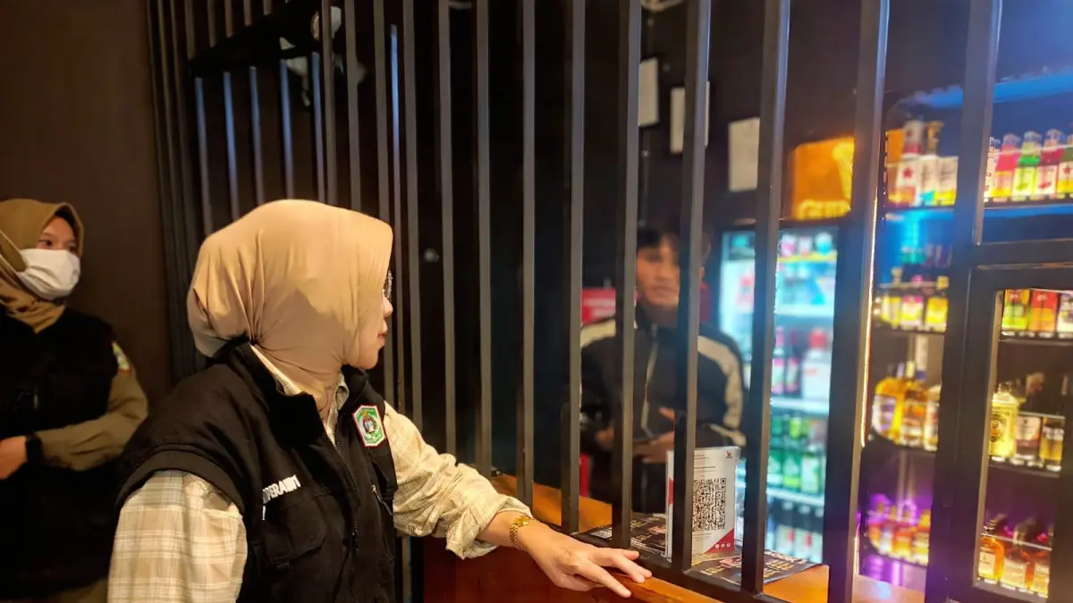 SIDAK: Bupati Lumajang Indah Amperawati saat melakukan inspeksi mendadak ke sejumlah toko yang menjual minuman beralkohol.(ATIEQSON MAR IQBAL/RAME)