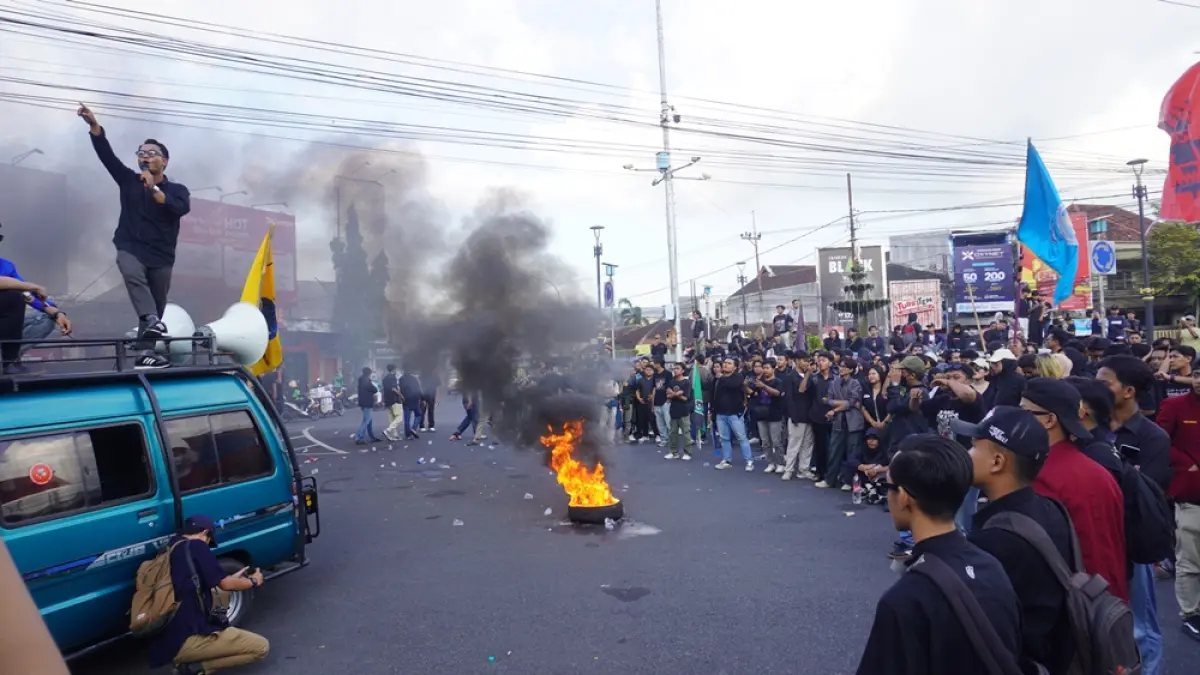 TURUN JALAN: Cipayung Plus Jember saat demo di bundaran DPRD Jember, Senin sore (15/6).(MAULANA/RADAR JEMBER)