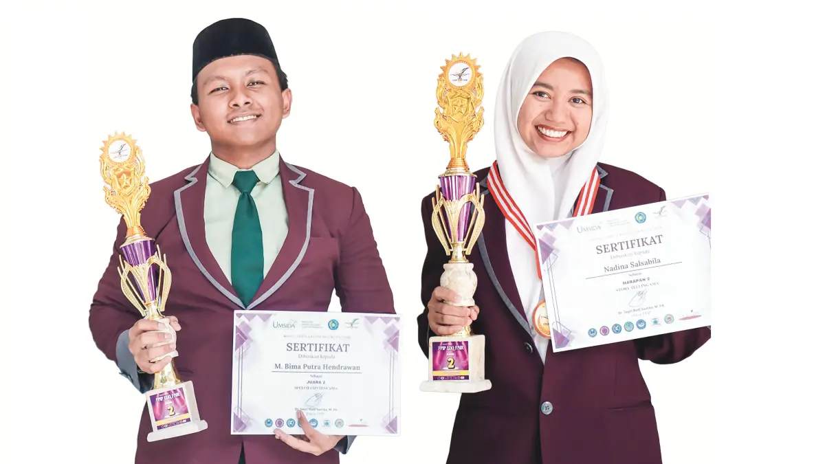 ANGKAT TROFI: Bima dan Nadina kembali mengharumkan SMA Nuris Jember di kancah nasional, setelah meraih Juara Speech dan Story Telling Nasional di FPIP Edufair 2026 Umsida. (SMA NURIS JEMBER)