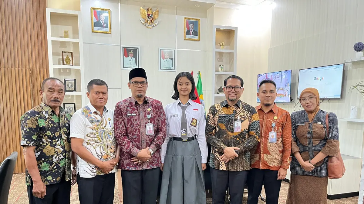 BANGGA: Angelica Theona Putri (tengah) siswi SMAN 1 Tenggarang (tengah) yang berfoto bersama sejumlah pejabat Pemkab Bondowoso dan gurunya. (DOK RADAR IJEN)