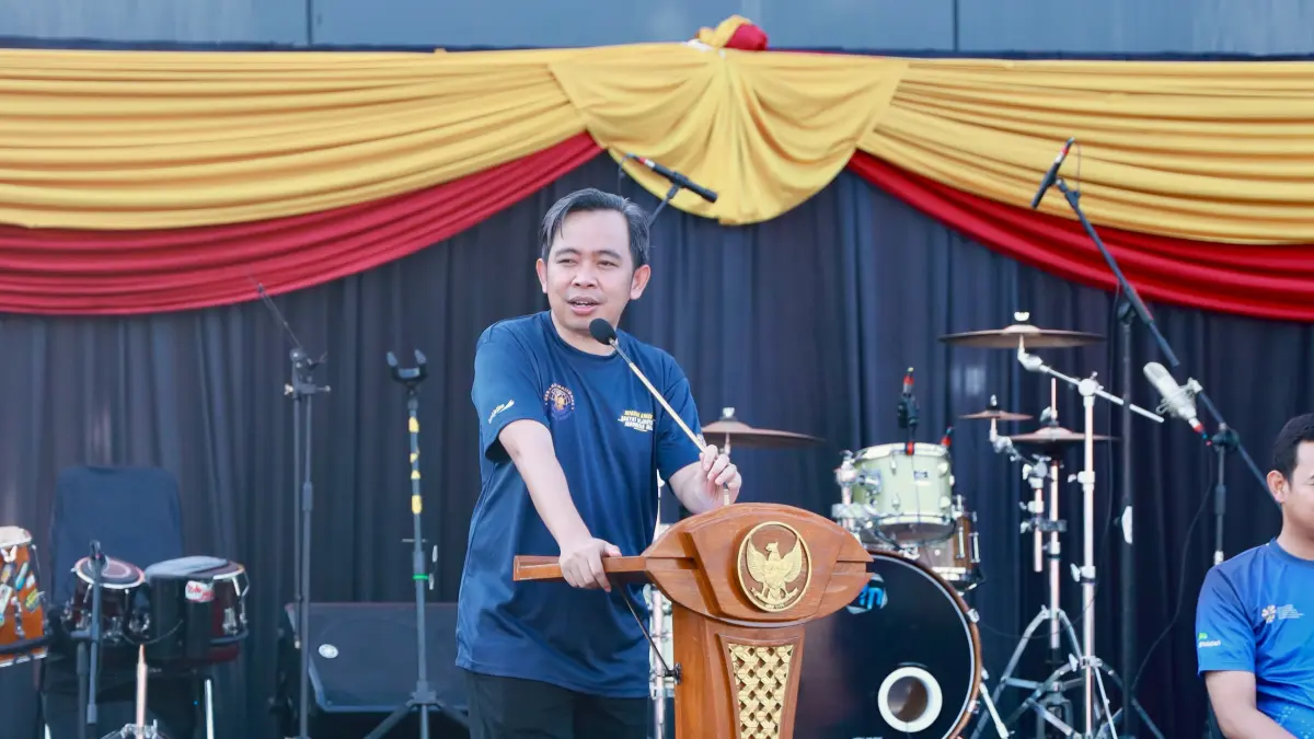 Bupati Gus Fawait saat berbicara dalam kesempatan rangkaian Gerakan Nasional Migran Aman, di Alun-alun Jember (14/6). (Dok. Pemkab Jember)