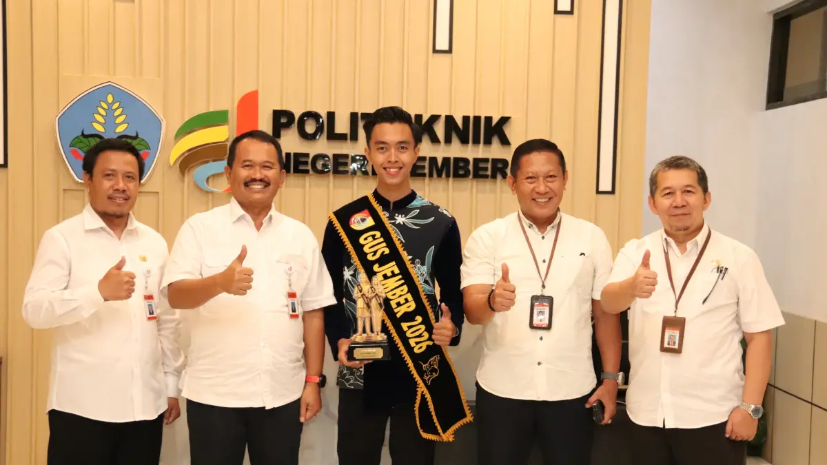 Enrico Indra Budianto (tengah) Mahasiswa AKP Polije berhasil raih gelar Gus Jember (humas Polije)
