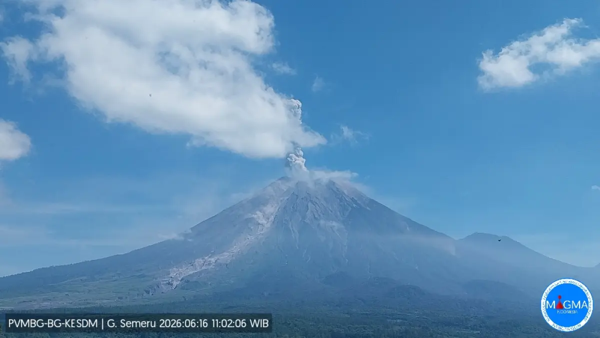 Gunung Semeru saat erupsi, kemarin