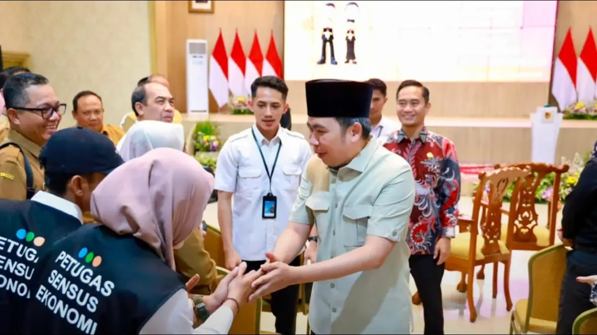 RESMI DILEPAS: Bupati Jember Gus Fawait dalam acara pelepasan petugas sensus ekonomi BPS, di Pendapa Wahyawibawagraha, belum lama ini. (DOK. PEMKAB JEMBER)