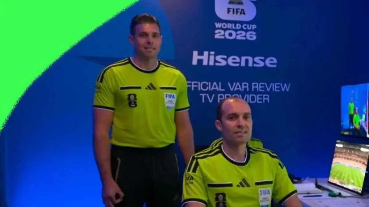 Wasit Piala Dunia 2026, Shaun Evans, dianggap memeragakan gestur rasis. (BBC Sport)