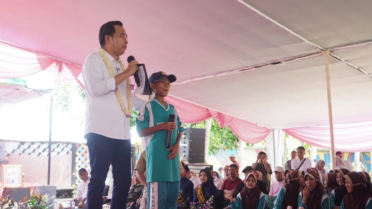 DUKUNG GENERASI MUDA: Bupati Gus Fawait saat turun ke masyarakat dan bertemu pelajar. Dalam banyak kesempatan, ia menyampaikan terkait program-program untuk anak muda, mulai dari beasiswa kuliah hingga kesempatan berkarir ke luar negeri menjadi PMI. (MAULANA/RADAR JEMBER)