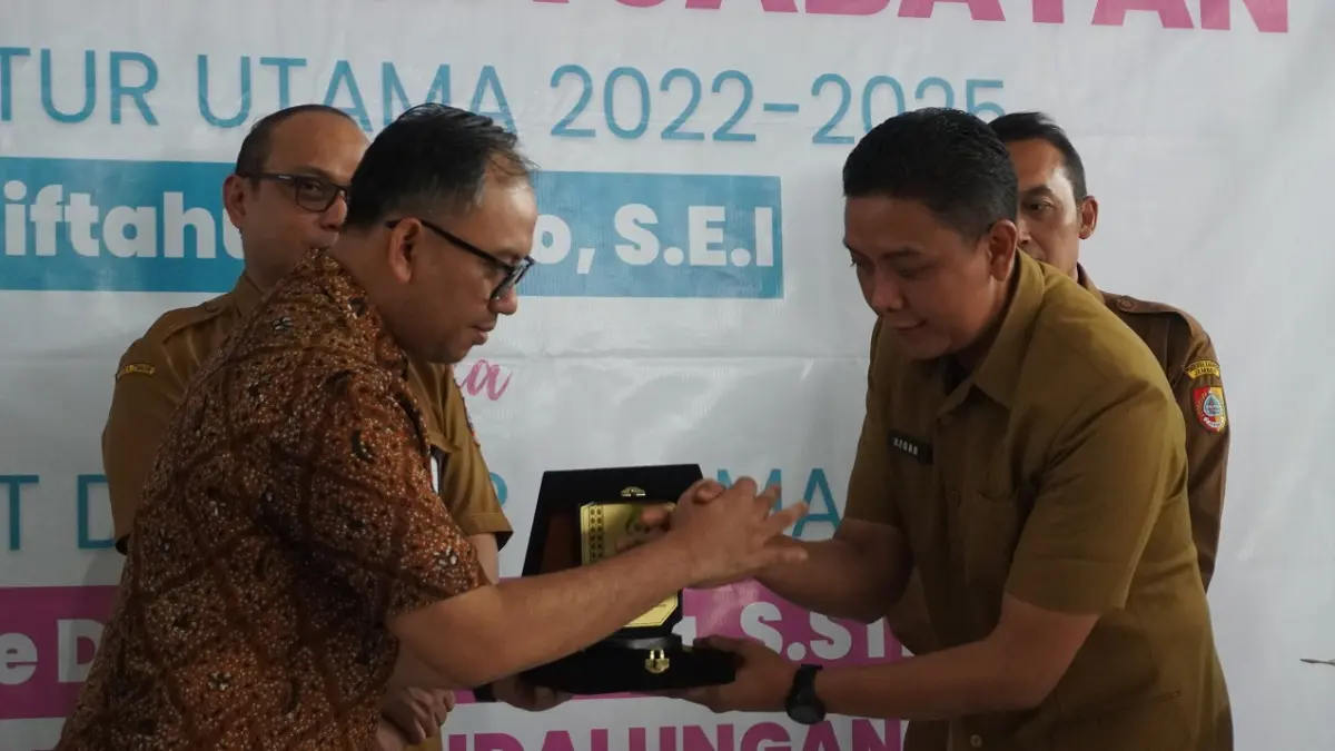 BELUM PUNYA BOS DEFINITIF: Pergantian pimpinan PDAM Jember yang sempat mendapuk Regar Jeane D. Nangka, sebagai Plt. direktur utama, (6/1). Setelah 6 bulan berjalannya seleksi direksi dan hampir menemui calon terpilih, sang kandidat kuat dikabarkan mengundurkan diri karena suatu alasan.
(MAULANA/RADAR JEMBER)