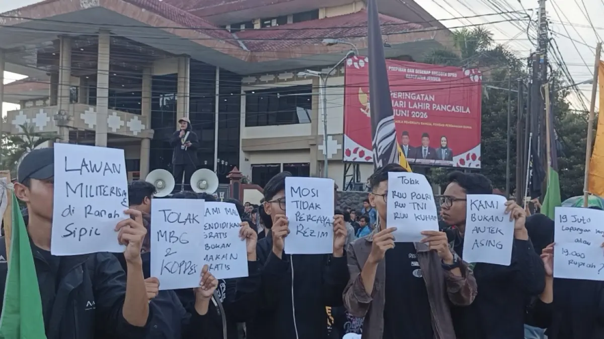 Cipayung Plus Jember saat demo di bundaran DPRD Jember, Senin sore (15/6). (Maulana/JPRJ)