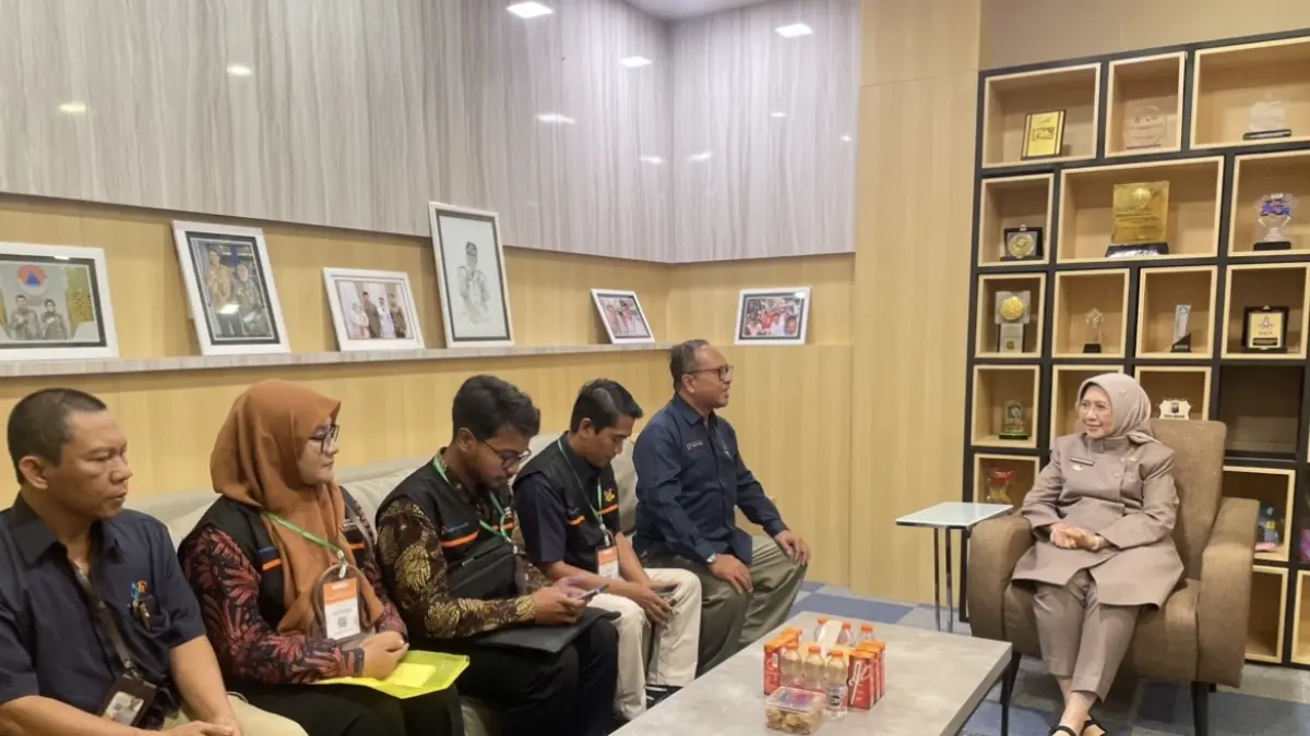 DATANGI: Petugas sensus ekonomi 2026 saat mendatangi kantor bupati, kemarin.