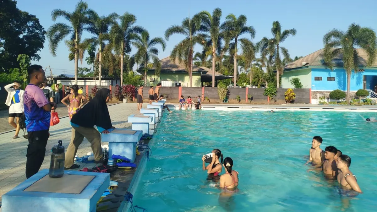 FOKUS: Sejumlah atlet cabor akuatik Jember saat diberikan pengarahan oleh Ketua Akuatik Jember M. Ilham Dien Akbar di Kolam Renang Tirta Balawara. (DWI SISWANTO/RADAR JEMBER)