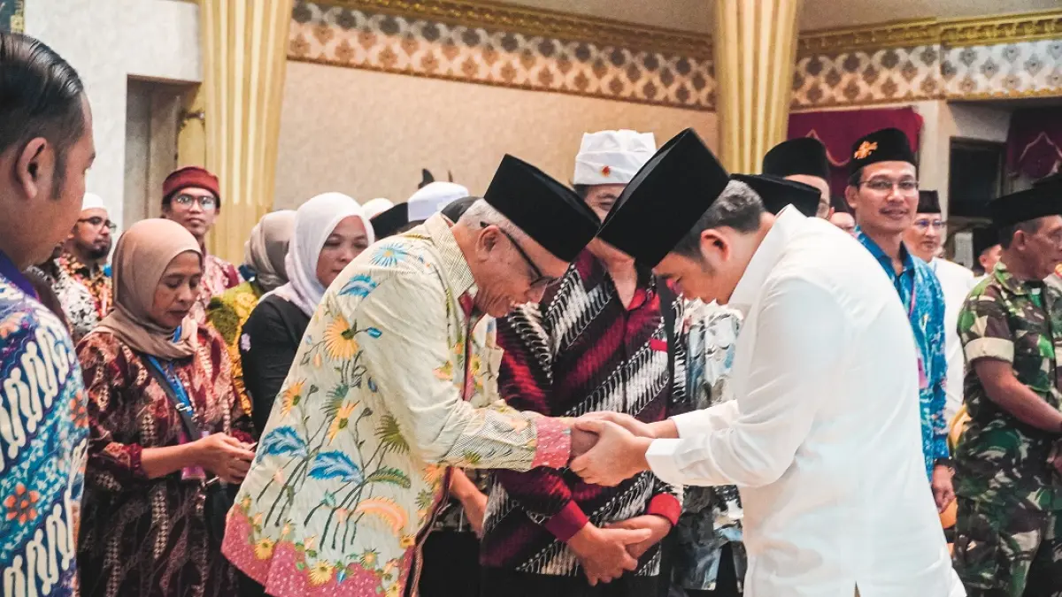 HANGAT: Momen keakraban Gus Fawait, bersama tokoh lintas agama, para gus dan lora, di Pendapa Wahyawibawagraha, Selasa (16/6). (MAULANA/RADAR JEMBER)
