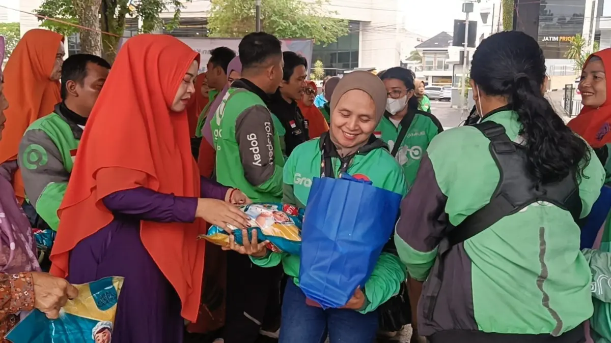 PEJUANG RUPIAH: Para perempuan ojol saat mengikuti suatu giat bakti sosial di Alun-alun Jember, belum lama ini (12/6). (HATTA)