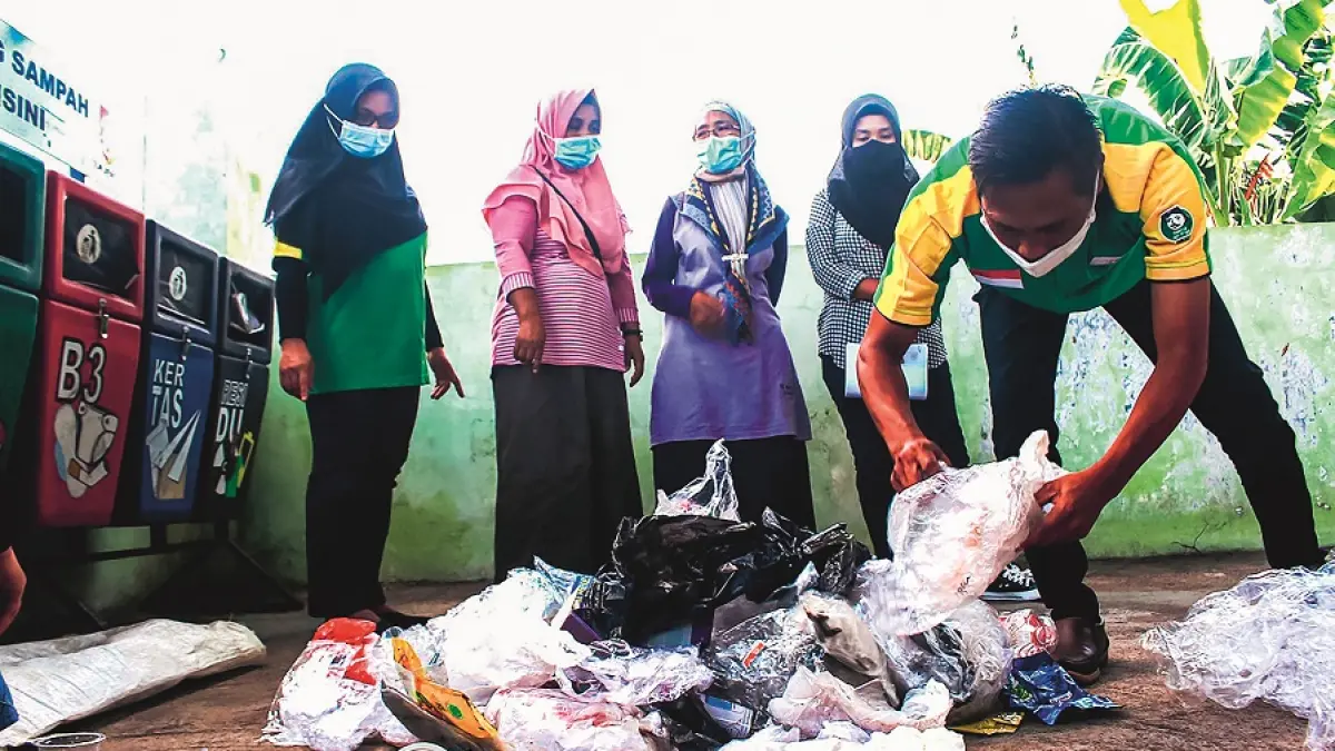 PILAH SAMPAH: Salah satu aktivitas bank sampah di Jember. Memaksimalkan bank sampah dan pengelolaan sampah berbasis kawasan menjadi solusi untuk meringankan beban TPA. (DOKUMENTASI RADAR JEMBER)
