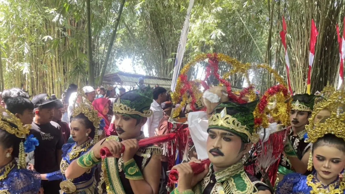 TRADISI: Warga Desa Sumbermujur, Kecamatan Candipuro saat melaksanakan grebeg suro, kemarin.(ADE APRYANIS/RAME)