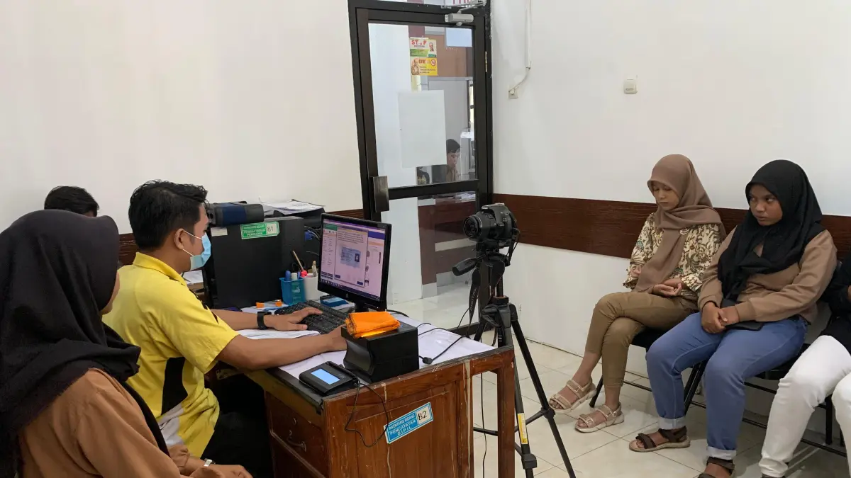 BERI LAYANAN OPTIMAL: Salah satu pegawai sedang memberikan pelayanan administrasi kependudukan, beberapa waktu lalu.