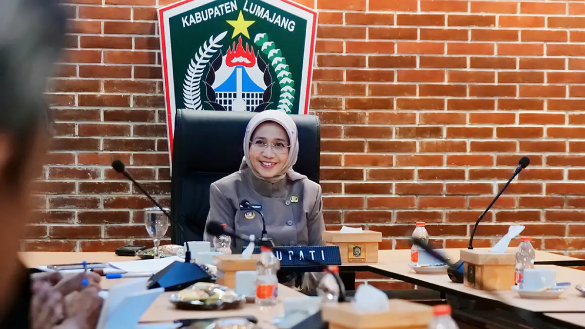 BERI PENEKANAN: Bupati Lumajang Indah Amperawati saat menerima pengelola toko ritel modern beberapa waktu lalu.(KOMINFO FOR RAME)