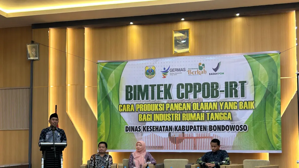 dr. Moch Jasin (kiri) bersama pemateri dari BPOM Jember saat melakukan Bimtek CPPOB-IRT