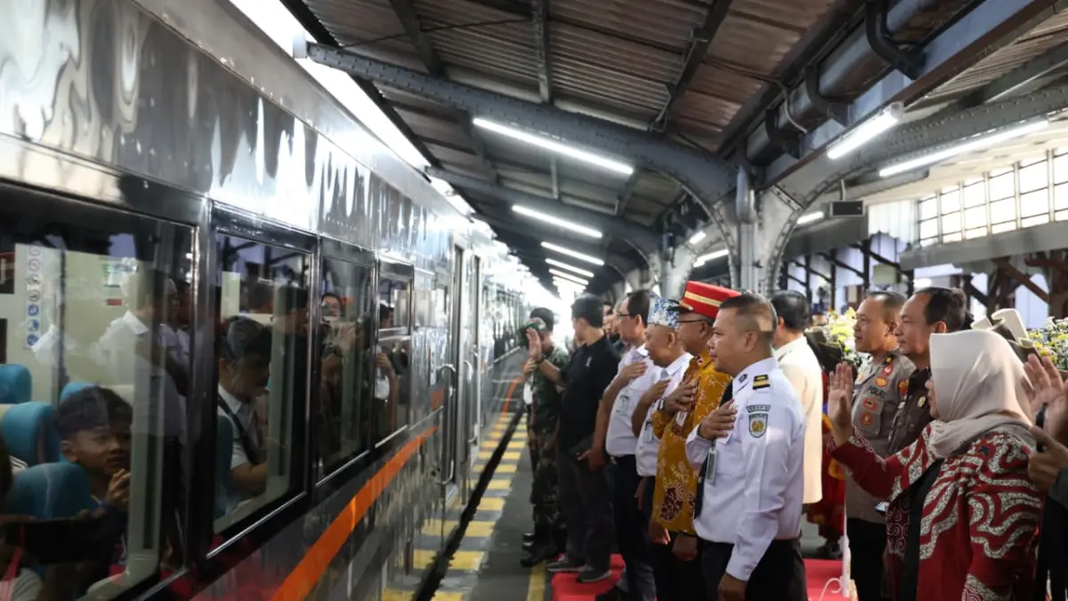 Kereta Pandalungan 2 yang resmi dioperasikan perdana dari Stasiun Jember menuju Stasiun Gambir Jakarta (18/6). (Dok. Diskominfo)