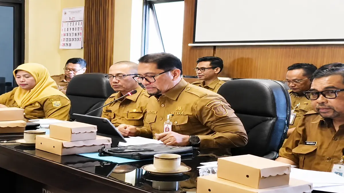 MENGIKUTI SEKSAMA: Sekda Pemkab Bondowoso Fathur Rozi bersama dengan sejumlah pejabat saat mengikuti rakor pansus Perumda Ijen Tirta beberapa waktu lalu.(FAQIH HUMAINI/RADAR IJEN)