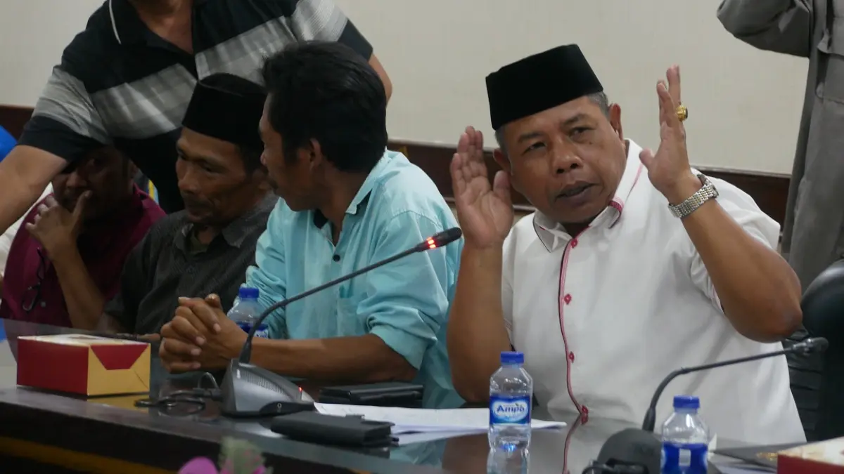 “Menurut saya sudah tidak bisa lagi di sana. Saya menyesalkan Perhutani yang tidak selektif. TNI tidak tahu itu ada petani yang menggarap. TNI ketiban racun.” SISWONO, Sekretaris Komisi A DPRD Jember. (SIDKIN ALI/RADAR JEMBER)