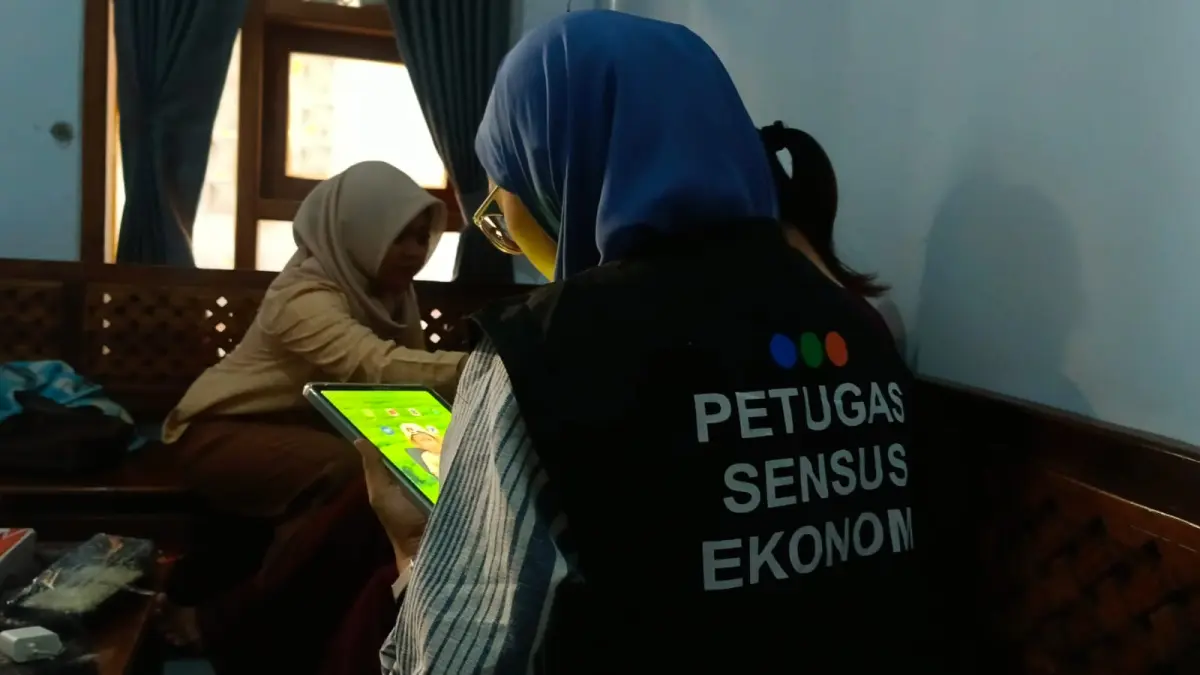 MENYELURUH: Salah seorang petugas sensus ekonomi di Bondowoso, menemui warga untuk melihat secara langsung kondisi ekonominya.(ILHAM WAHYUDI/RADAR IJEN)