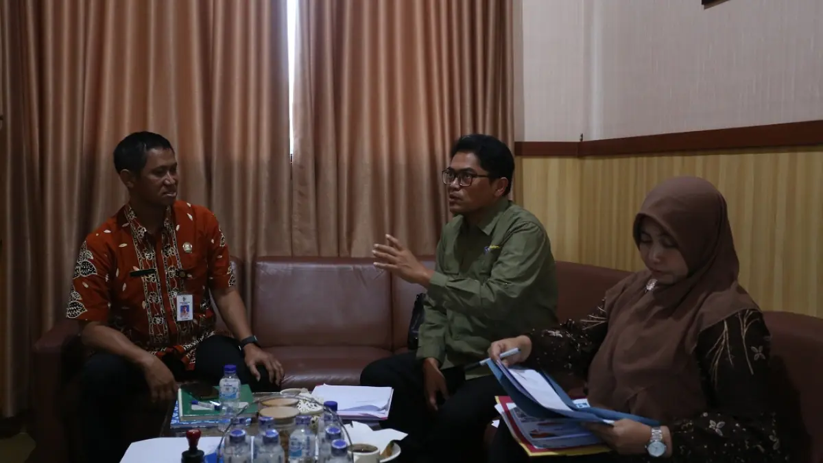 PANTAU LANGSUNG: Widyaprada BBPMP Provinsi Jawa Timur Mukharlis Junizal (tengah) saat supervisi pelaksanaan SPMB di SMPN 7 Jember, kemarin. (SIDKIN ALI/RADAR JEMBER)
