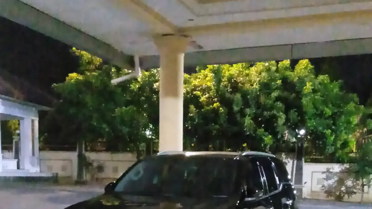 PARKIR: Penampakan kendaraan dinas pimpinan DPRD Lumajang parkir di halaman kantor DPRD Lumajang, kemarin.(DPRD FOR RAME)