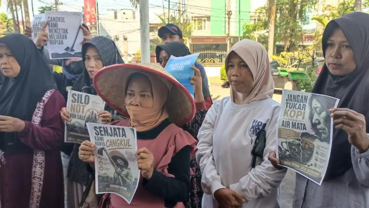Petani hutan Silo dan mahasiswa, saat bertandang rame-rame ke Gedung DPRD Jember, Rabu, (17/6/2026). Dalam kesempatan itu mereka juga hearing bersama lintas Komisi, Dandim, dan Perhutani, di Gedung DPRD Jember. (Dok. Warga Silo)