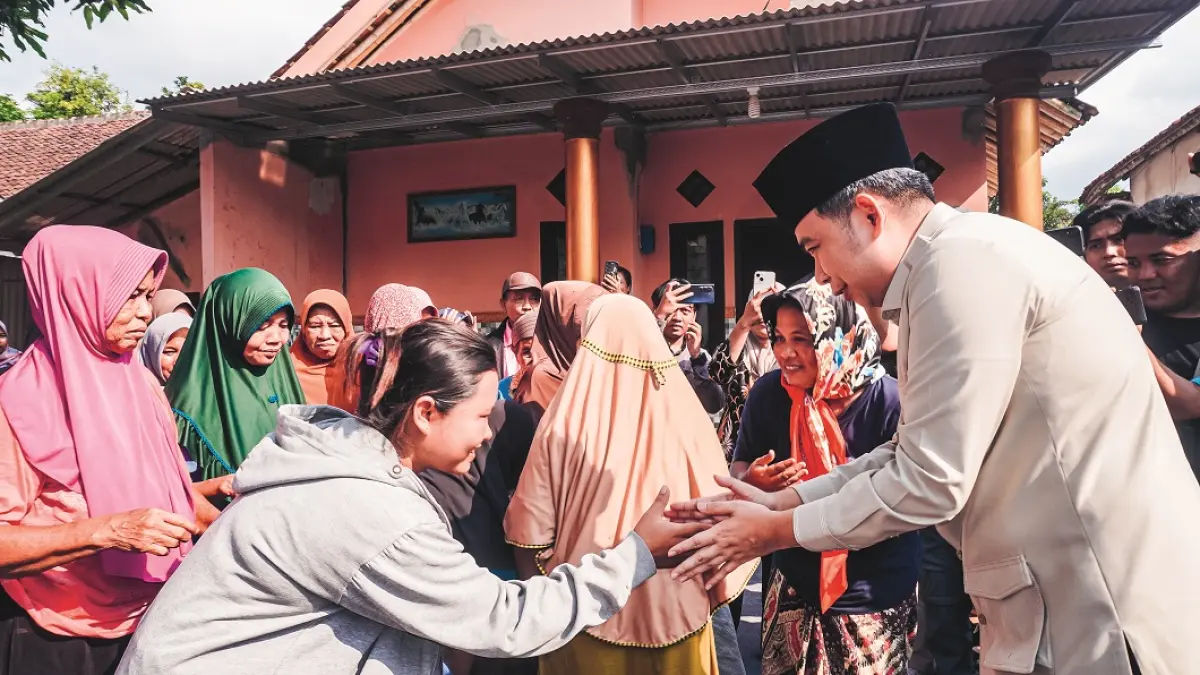 TURUN LANGSUNG: Bupati Fawait saat turun ke masyarakat. Dalam banyak kesempatan, ia juga menyampaikan keinginannya membangun kesadaran kolektif terkait pengolahan sampah di Jember. (MAULANA/JAWA POS RADAR JEMBER)