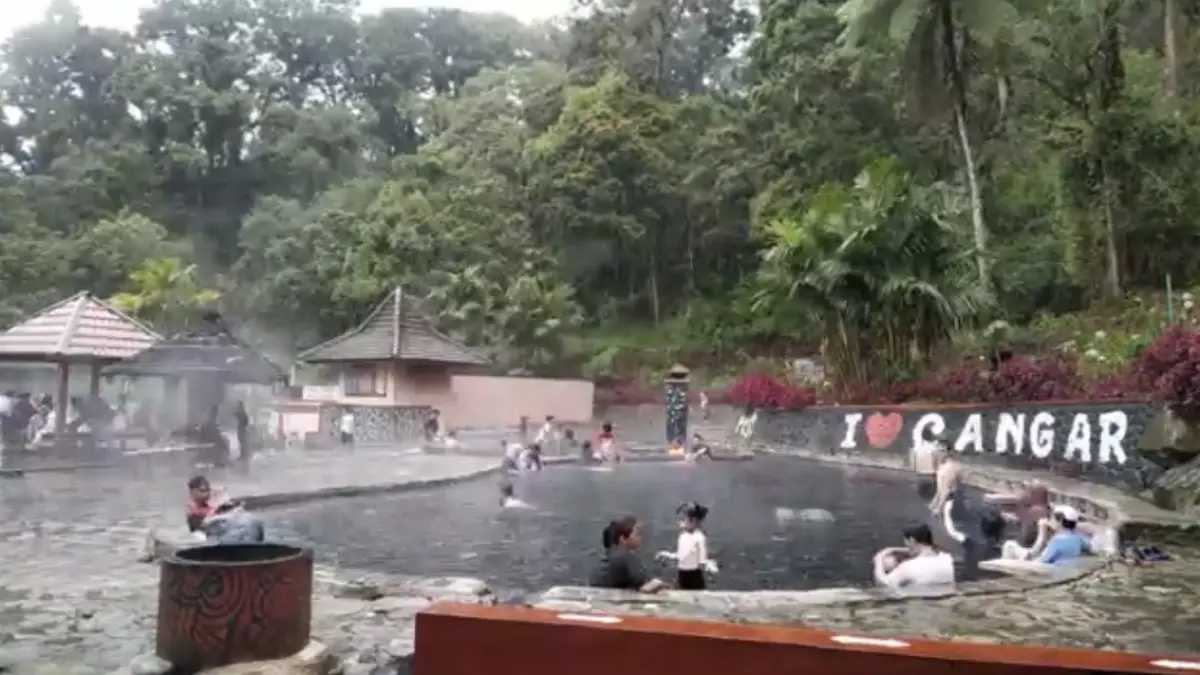 Wisata pemandian air panas di Cangar. (DOK EMBUN JIWA)