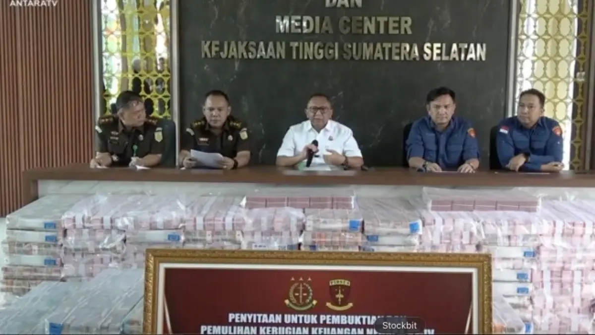 Kejaksaan Tinggi Sumatera Selatan menerima penitipan uang pengganti kerugian negara sebesar Rp219,77 miliar dalam perkara dugaan korupsi pemberian fasilitas kredit dari salah satu bank pemerintah kepada PT Buana Sriwijaya Sejahtera (BSS) dan PT Sri Andal Lestari (SAL). Dengan pengembalian tersebut, total kerugian negara senilai Rp1,4 triliun dalam perkara tersebut telah dipulihkan seluruhnya. (ANTARA-Winda Tri Agustina/Chairul Fajri/Winanto)
