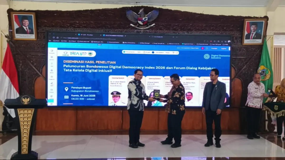 BERSINERGI: Sekretaris Daerah (Sekda) Bondowoso, Fathur Rozi memberikan cinderamata kepada akademisi yang menjadi pembicara dalam Desiminasi Hasil Penelitian.(ILHAM WAHYUDI/RADAR IJEN)