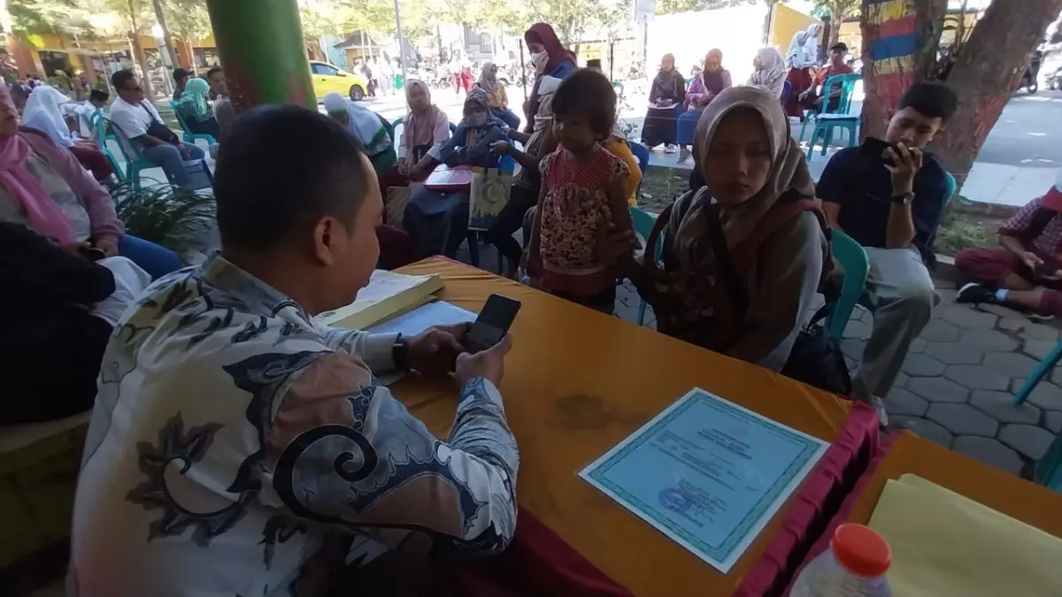 DAFTAR ULANG: Proses daftar ulang SPMB Tahap pertama di SMPN 1 Ambulu, beberapa hari lalu. (JUMAI/RADAR JEMBER)