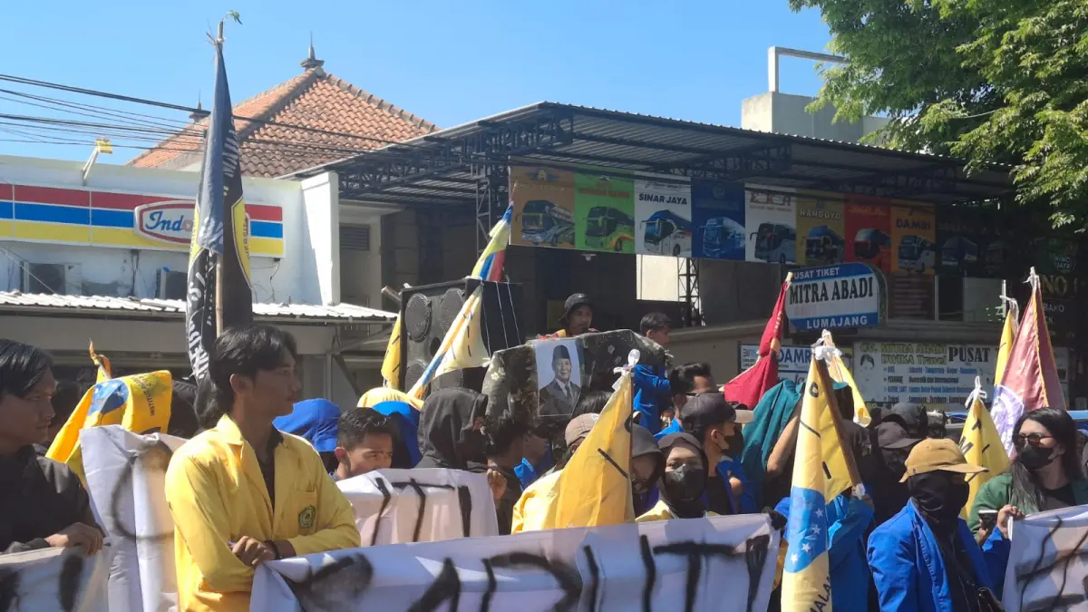 GELAR AKSI: Sejumlah mahasiswa yang tergabung dalam aliansi mahasiswa Lumajang melakukan aksi di depan kantor DPRD Lumajang, kemarin.(ATIEQSON MAR IQBAL/RAME)