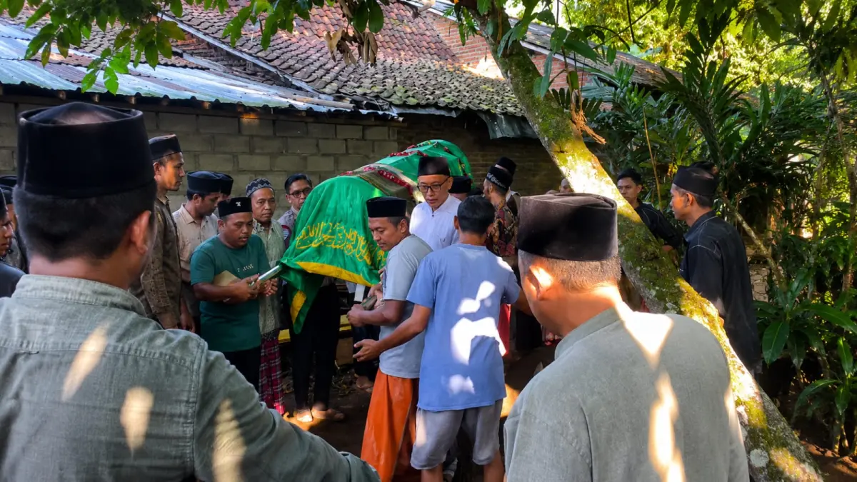 IRINGI HARU: Gus Firjaun mengantarkan jenazah almarhum Prof Hepni menuju persemayamannya. (ILHAM HIDAYATULLAH)