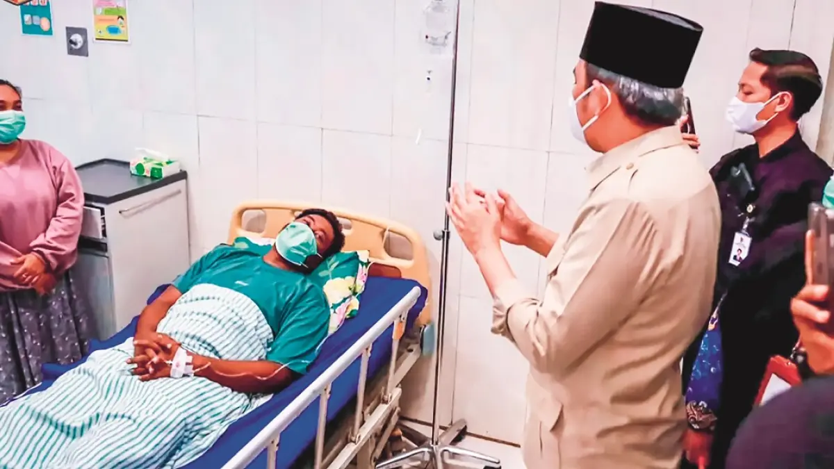 JAMIN KUALITAS PELAYANAN: Gus Fawait menyempatkan melihat langsung masyarakat yang tengah rawat inap, saat inspeksinya ke Puskesmas Bangsalsari, Rabu (17/6). (Pemkab Jember)
