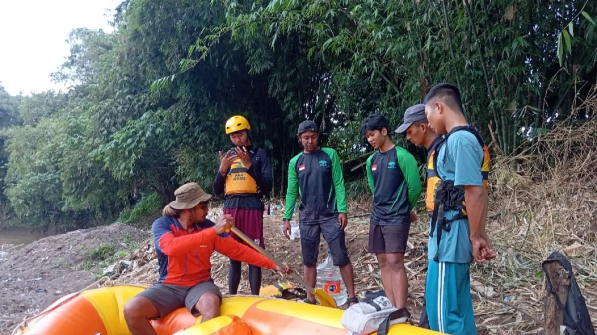 KONSISTEN BERLATIH: Pelatih arung jeram mencontohkan teknik dasar mendayung. Selama awal TC, fokus FAJI adalah perdalam teknik kepada atlet. (FAJI JEMBER)