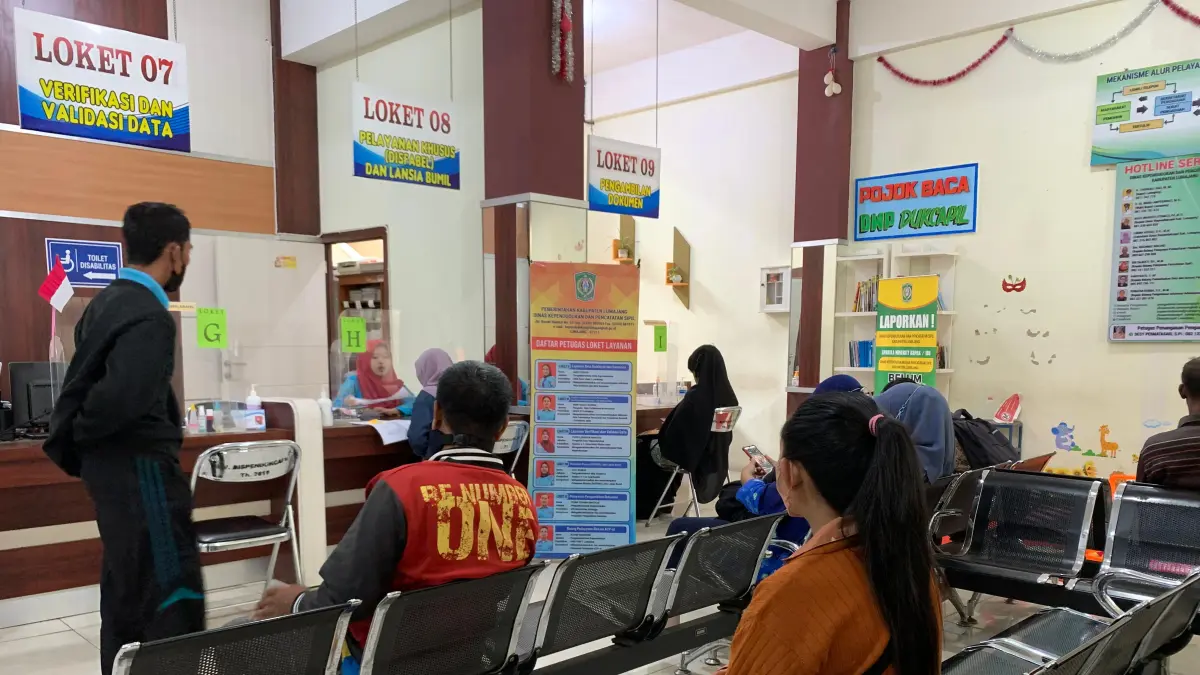 LAYANAN OPTIMAL: Salah satu pegawai sedang melayani warga yang mengurus dokumen kependudukan.(ATIEQSON MAR IQBAL/RAME)