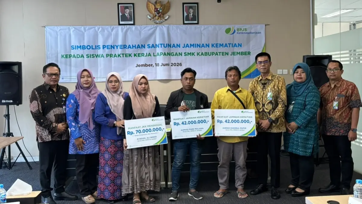 PERLINDUNGAN NEGARA: BPJS Ketenagakerjaan Jember menyerahkan santunan kepada tiga ahli waris siswa SMKN 6 Jember yang menjalani PKL. (BPJS KETENAGAKERJAAN JEMBER)