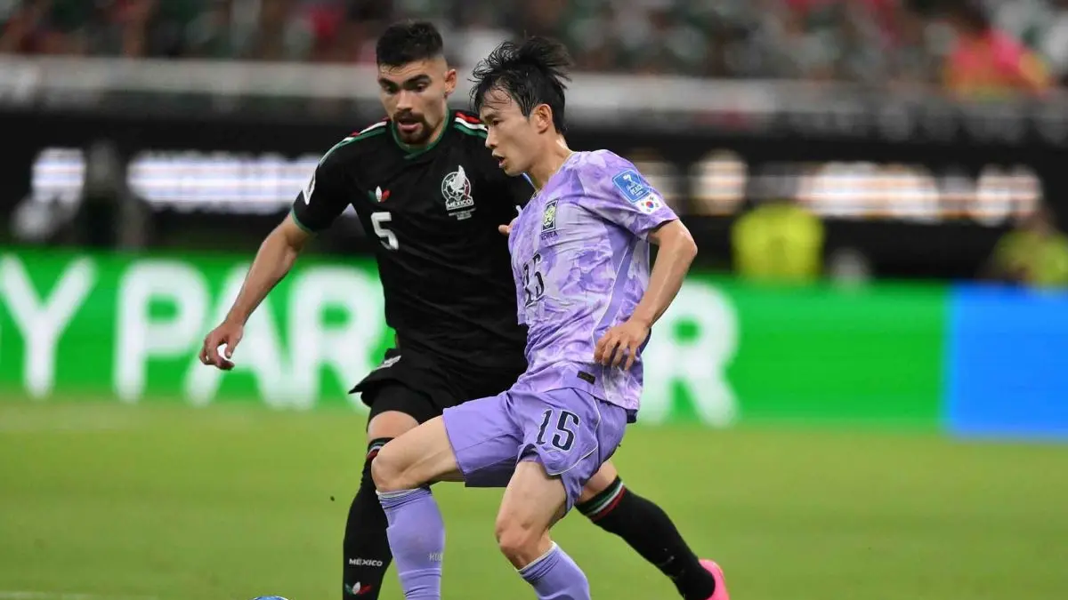 Johan Vasques (Meksiko) berebut bola dengan pesepak bola Timnas Korea Selatan, Kim Moonhwan dalam pertandingan Grup A Piala Dunia 2026 di Stadion Akron, Guadalajara, Meksiko, Kamis (18/6/2026) waktu setempat. Meksiko menang 1-0 atas Korea Selatan. (ANTARA FOTO/Aditya Pradana Putra/YU)