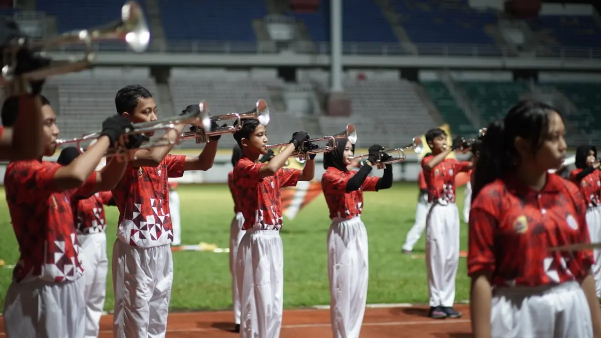 TUNTAS: Atlet JMB saat berlatih opener nomor marching field show, beberapa hari lalu. (SIDKIN ALI/RADAR JEMBER)