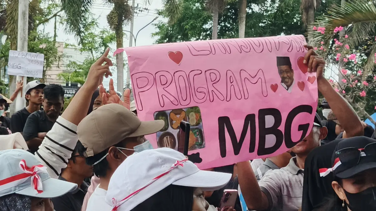 Aksi demo yang digawangi para pekerja dan mitra dapur MBG saat menggeruduk Gedung DPRD Jember, Sabtu siang (20/6/2026). (Maulana/JPRJ)