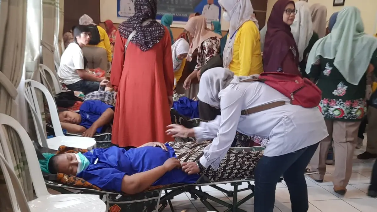 DIRAWAT: Salah satu pasien usai mengikuti MOW di RSUD Koesnadi Bondowoso (FAQIH/RJ)