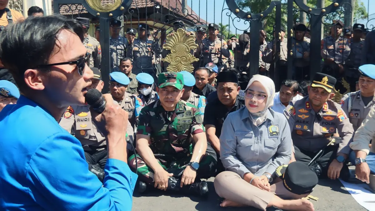 DUDUK BERSAMA: Ketua DPRD Lumajang Oktafiyani saat menemui masa aksi yang menyampaikan aspirasi, beberapa waktu lalu.(ATIEQSON MAR IQBAL/RAME)