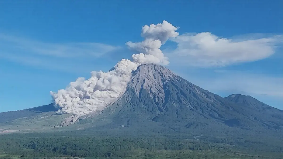 ERUPSI: Kondisi Gunung Semeru saat erupsi pada Jumat (19/6) kemarin

