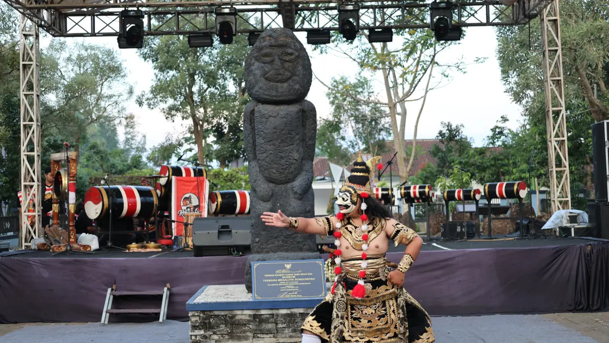 IKONIK: Salah seorang seniman di Bondowoso menampilkan tari singo ulung, dalam pembukaan Festival Jejak Purba di Museum Terbuka Megalitik Bondowoso, kemarin. (ILHAM/JPRJ)