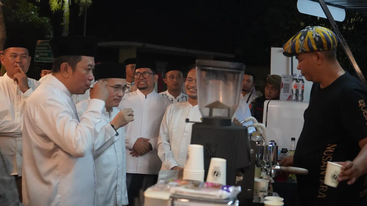 MENCICIPI: Bupati Abdul Hamid bersama pihak BI Jember saat mencoba kopi bikinan UMKM lokal (DISKOMINFO)