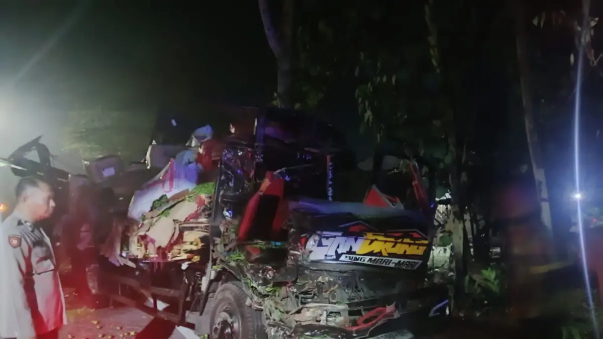 TABRAKAN: Penampakan kendaraan yang terlibat kecelakaan di jalan Raya Desa Nogosari, Kecamatan Yosowilangun.(ATIEQSON MAR IQBAL/RAME)